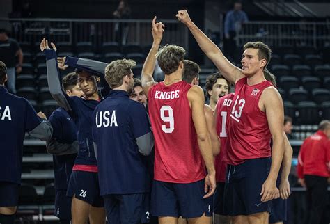 Léquipe nationale masculine de volleyball des États Unis balaye Porto