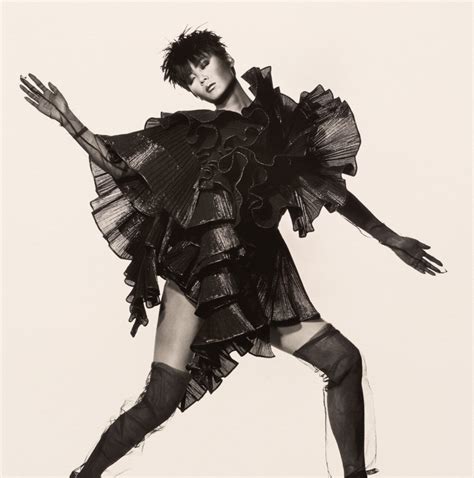 Платье Issey Miyake из морских водорослей, Нью-Йорк, 1987 год. Фотограф ...