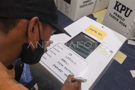 Perakitan kotak suara Pemilu 2024 di Kendari | ANTARA Foto