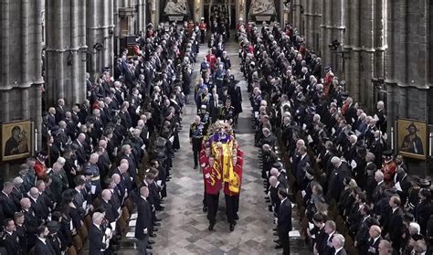 Rainha Elizabeth II é sepultada ao lado do príncipe Philip após 11 dias