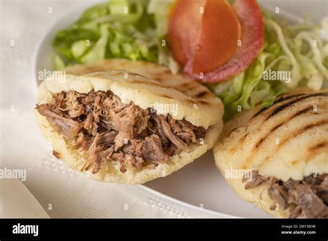 Primer plano de Arepas comida típica venezolana elaborada con maíz y