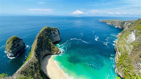 Download Exquisite Harmony Of Blue And Green At Bali Beach Wallpaper