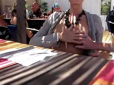 Woman walks naked around beach XVIDEOSダウンローダー XVIDEOSの動画をブラウザ上から クリックでダウンロード
