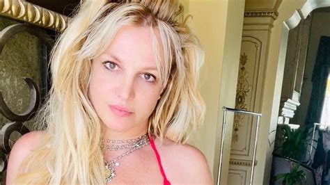 Britney Spears Posa Completamente Nua E Causa Pol Mica Na Web O Que