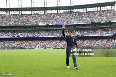 Mlb Crowd Photos And Premium High Res Pictures Getty Images