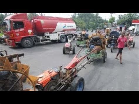 Tak Boleh Beli Solar Pakai Jerigen Petani Ini Parkirkan Puluhan Traktor