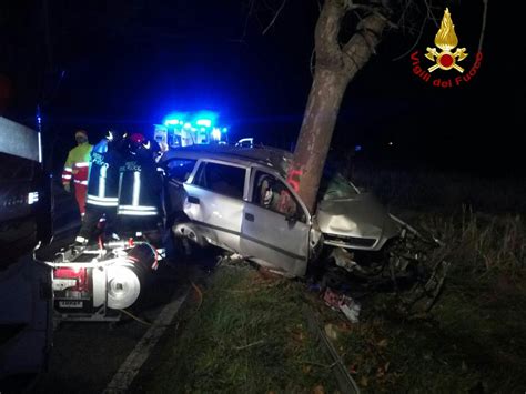 Tragico Incidente Muore In Auto Contro Un Albero Foto