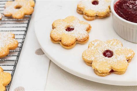 Petits biscuits de Noël sablés en forme de fleur à la confiture de