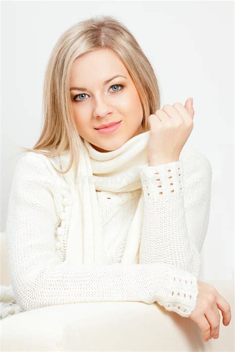 Femme Blonde S Asseyant Sur Le Sofa Photo Stock Image Du Cheveu Propre