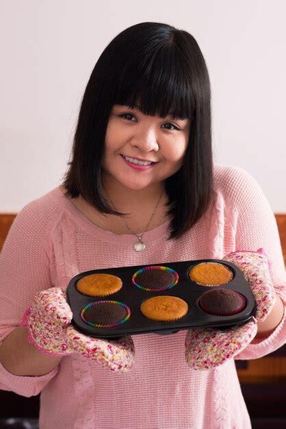 Premium Photo Woman Cooking