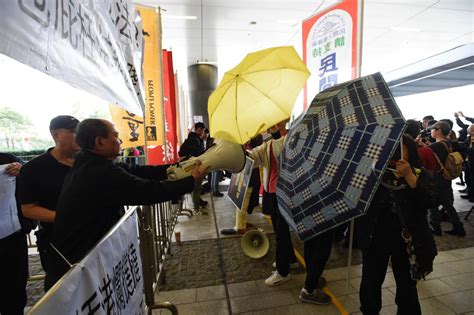 【逃犯條例】反對及支持團體立會外請願 雙方起衝突警方調停 星島日報