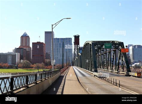 Portland, City of Bridges: Hawthorne Bridge Stock Photo - Alamy