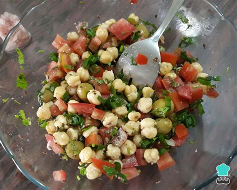 Salada de grão de bico tomate light e saborosa