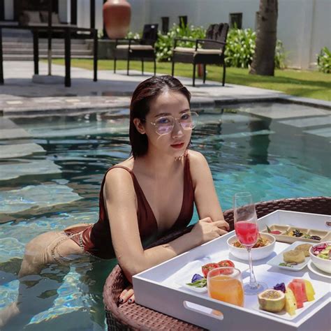 Hot Girl H Th Nh T Ch Y M A H B Ng Lo T Nh Di N Bikini N Ng B Ng B O D N Tr