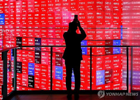 일본 증시 활황에 온통 빨간색 칠해진 전광판 연합뉴스