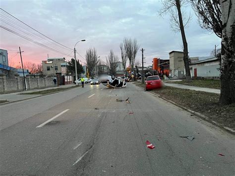 video Accident matinal pe strada Munceşti Un taximetru s a răsturnat