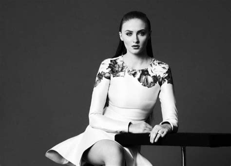 Jaw Dropping Hot Half Nude Photos Of Sophie Jonas Music Raiser