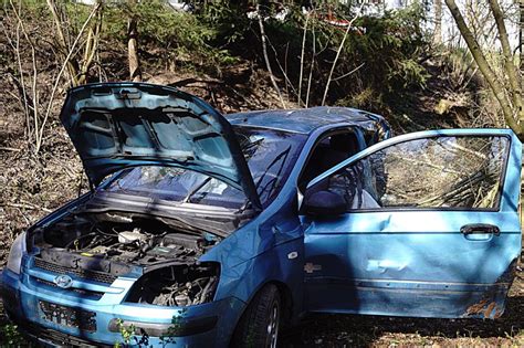 Auto stürzt Böschung hinab