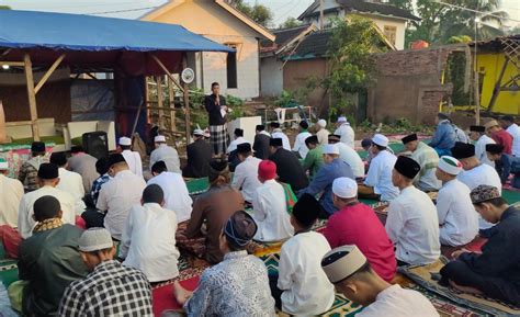 Jajaran Disperkim Cianjur Salat Idul Fitri Bersama Ratusan Warga Korban