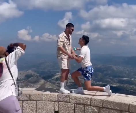 Slobodna Dalmacija Crna Gora ovo još nije vidjela Gay par zaručio se na Njegoševu mauzoleju