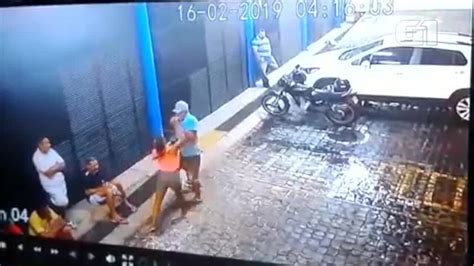 V Deo V Deo Mostra Momento Em Que Mulher Desfere Facada E Mata Homem