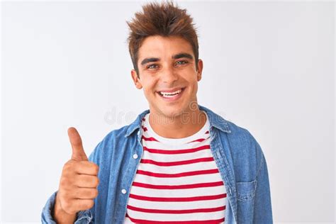 Joven Y Guapo Hombre Con Camiseta A Rayas Y Camiseta De Enano Sobre