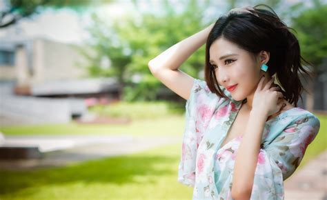 4K Asian Bokeh Pose Hands Brunette Girl Glance Fence HD