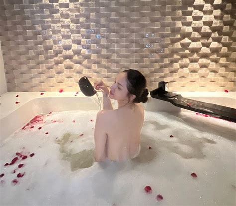 Kh Ng M C O Ng C M T Hoa H U B N Nude Khoe L Ng Tr N Khi N D N T Nh U M