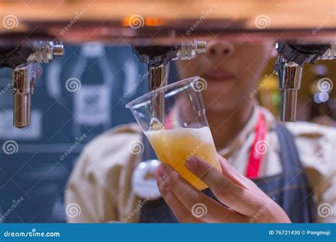 Barman Ou Barman Versant Une Bi Re Blonde D Bauche De Robinet De Bi Re Image Ditorial Image