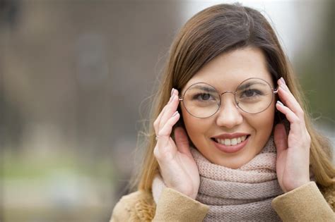 Portrait d une jeune femme blonde souriante à Spring Park téléobjectif Photo Premium