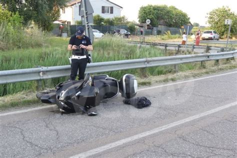 Grave Incidente A San Patrizio Auto Investe Scooter E Poi Si Da Alla