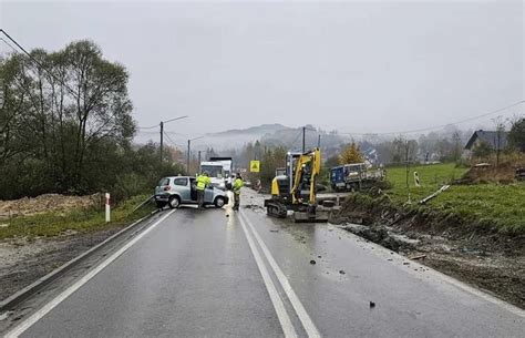 Uwaga Poważny wypadek w Palczy auto wjechało w koparkę