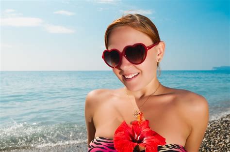 Sexy Fille Rouge Portant Un Bikini à La Plage Photo Gratuite