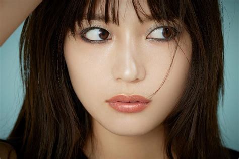 川口春奈×「＆be」春の新作 別人級の表情を魅せる最新ビジュアル全6パターン、モードからあざといまで Lasisa（らしさ・ラシサ）