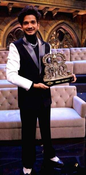 Munawar Pips Abhishek Lifts BB17 Trophy Goes Home With Car Rs 50