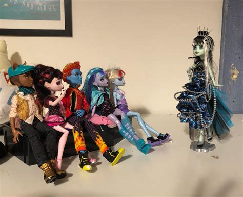 Celebrities are rocking the classic sideways pony on the runway 2