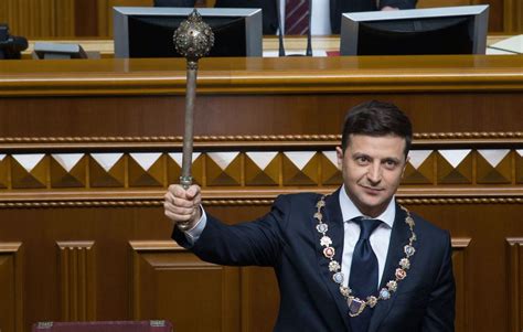 Ukraine A Peine Investi Le Pr Sident Volodymyr Zelensky Convoque Des