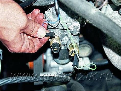 Расположение датчика температуры охлаждающей жидкости: Датчик ...