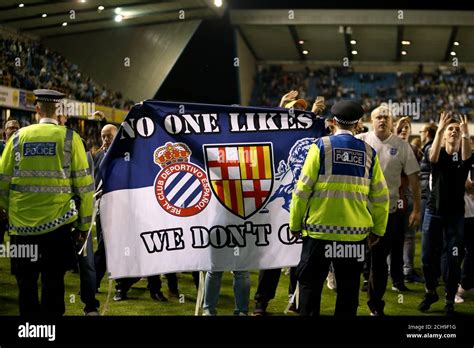 I Tifosi Invadono Il Campo Durante La Partita Immagini E Fotografie