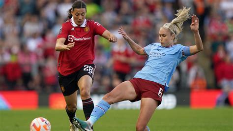 Manchester United take WSL title race with Chelsea to final day after
