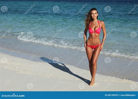 Mujer En Bikini Rojo En La Playa Imagen de archivo Imagen de océano