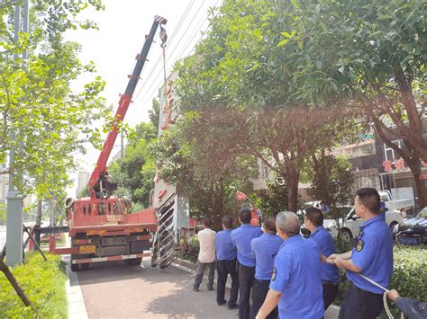 拆！京山这两条路，拆除跨街广告牌，保畅通执法