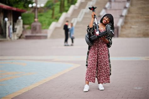 Belle Femme Afro Am Ricaine Tenir Sur Les Mains Segway Ou Hoverboard