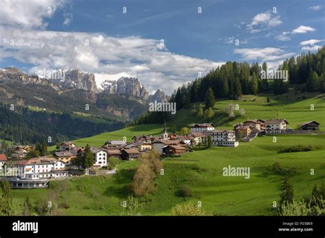 Val Di Fassa Dolomiti Trentino Paese Di Moena Someda Village Italia