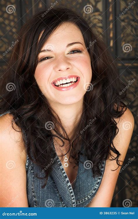 Giovane Donna Del Brunette Immagine Stock Immagine Di Rosso