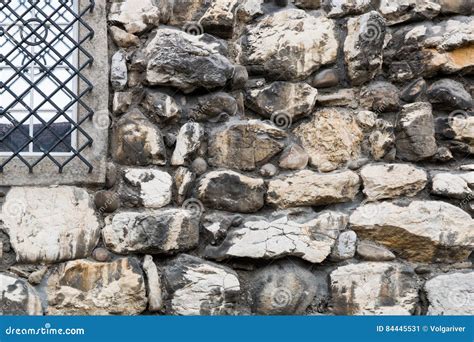 Pared De Piedra Vieja Con La Ventana Imagen De Archivo Imagen De Gris