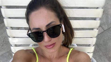 Ex Bbb Jessica Mueller Ostenta Curvas Em Selfie De Biqu Ni