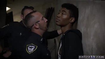 Caliente Gay Polic A Macho Desnudo Foto Sospechoso En La Carrera Consigue Profundo Dick