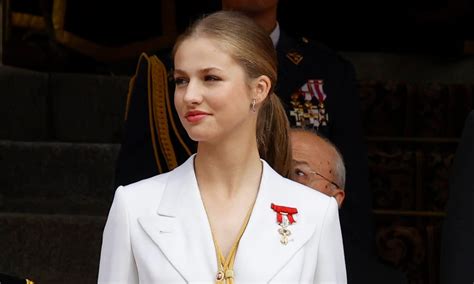 La Princesa Leonor Con Traje Blanco Rinde Homenaje A Sus Padres En La Jura De La Constitución