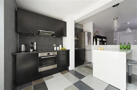 Gres do garażu. Właściwości i parametry gresu technicznego - Urzadzamy.pl